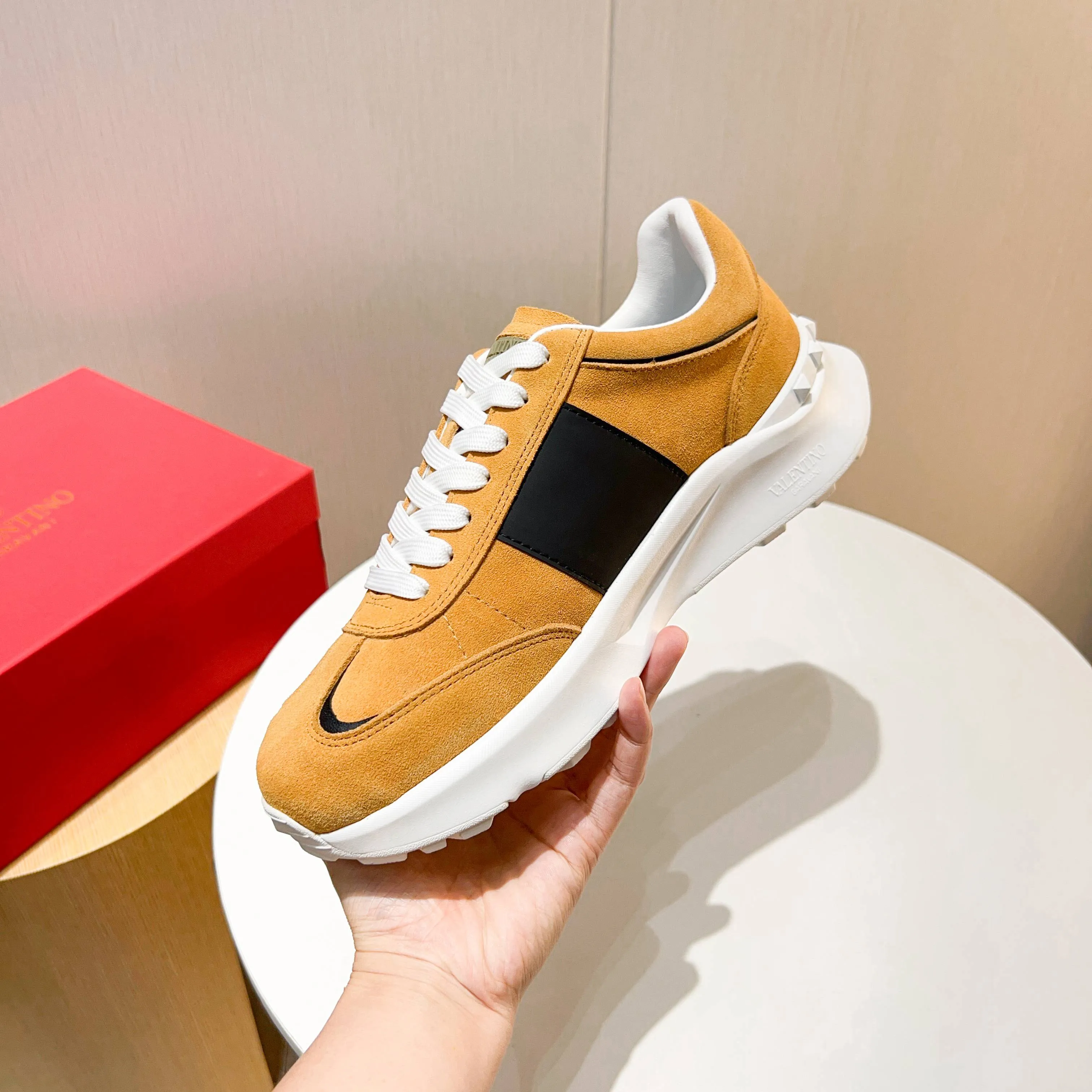 Ex-factory price: 520💰𝙑𝙖𝙡𝙚𝙣𝙩𝙞𝙣𝙤/Valentino𝙑𝙏 The latest official website main model in early autumn Classic continuation💯Making goods all year round🎁Wannian classic series sports and casual shoes💥, a must-have trendy item all year round🏆Many stars and Internet celebrities have performed it🔥 The original version is developed one to one, perfect last shape, VT iconic logo, logo printing on tongue and upper, original full set of packaging, full oil edge on the upper, T men's men's shoes💰u ultra-light combination outsole Comfortable on the feet, not squeezing the feet, fabric/first layer of cowhide. Lining/cow lining💕 Standard size: 38-44 (45 can be ordered)